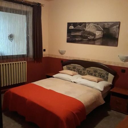 Hotel Fonix Panzio Pápa Exterior foto