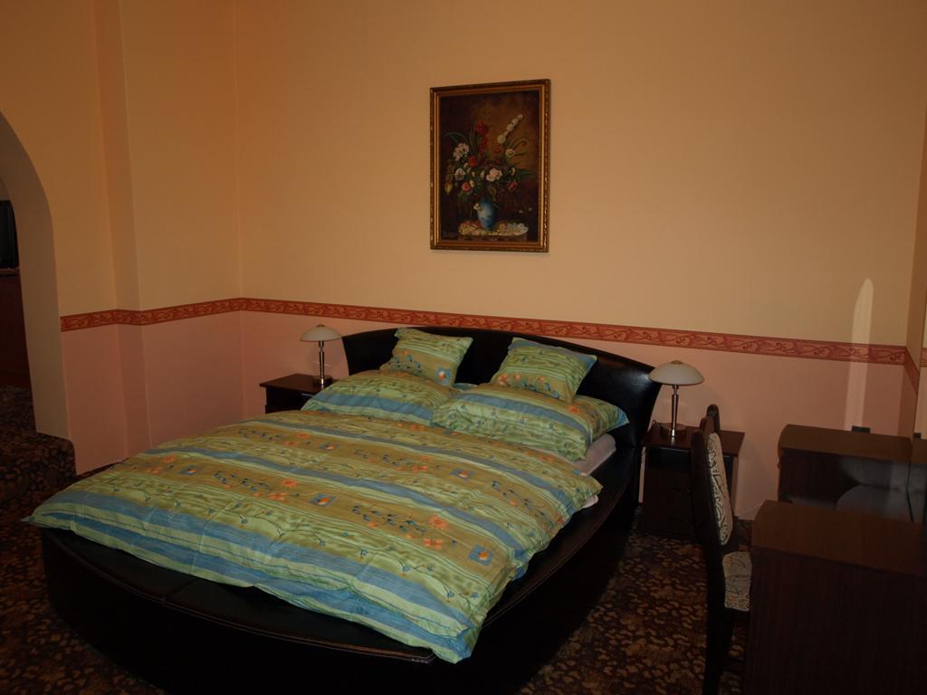 Hotel Fonix Panzio Pápa Zimmer foto