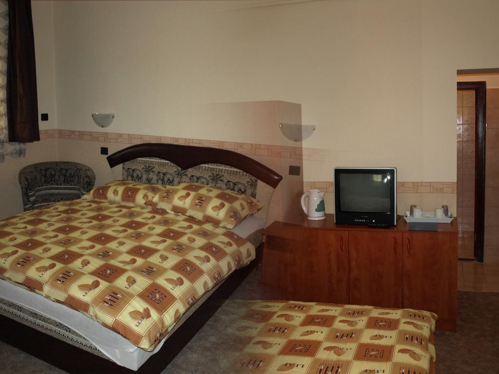 Hotel Fonix Panzio Pápa Zimmer foto