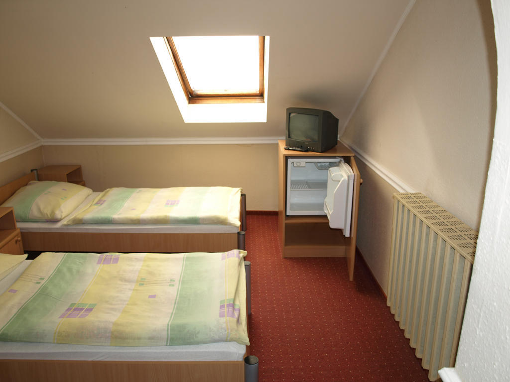 Hotel Fonix Panzio Pápa Zimmer foto