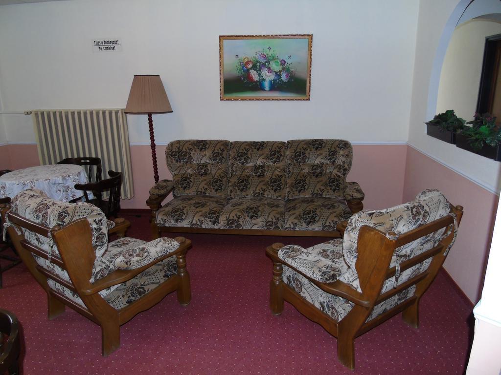 Hotel Fonix Panzio Pápa Exterior foto