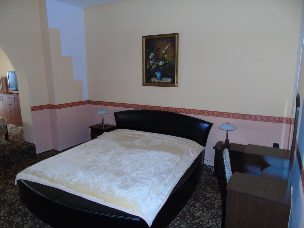 Hotel Fonix Panzio Pápa Exterior foto